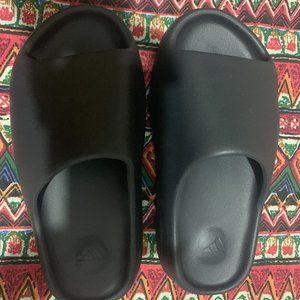 YEEZY SLIDES.